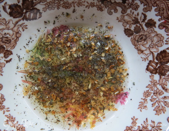 В оливковое масло добавить сок половины лайма и цедру, специи, соль, выдавить чеснок через пресс, перемешать.