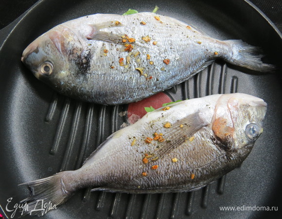 Жарить на разогретой сковороде-гриль по 7–10 минут с каждой стороны в зависимости от размера рыбы.