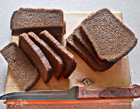 Куски бородинского хлеба нарежьте вдоль пополам. Всего получилось 14 кусочков хлеба.