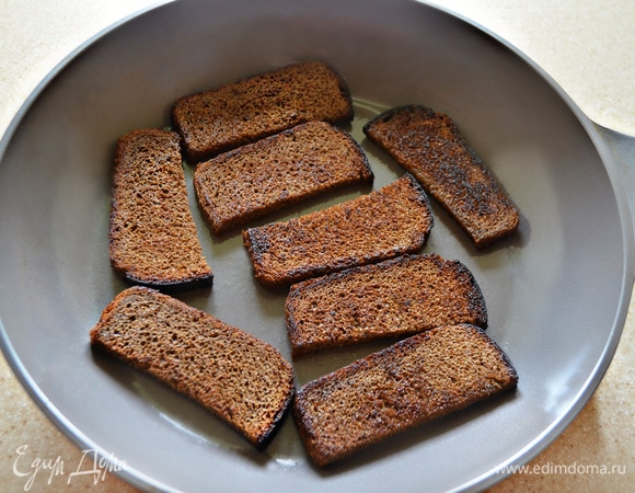 Нагрейте сковороду, влейте немного растительного масла и слегка подрумяньте хлеб с обеих сторон.