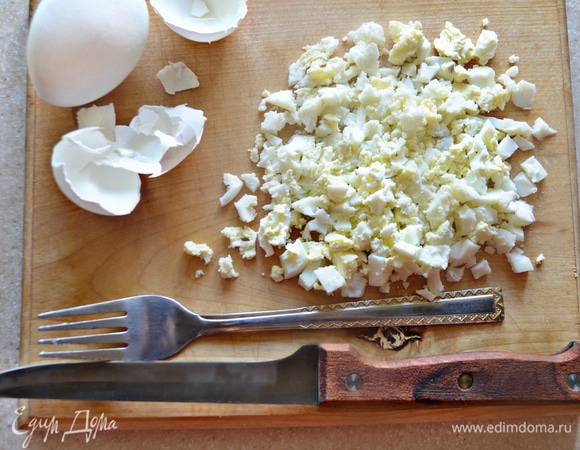 Отварите яйца мелко порубите и разомните немного вилкой. Яйца соедините с майонезом, слегка посолите, приправьте перцем и перемешайте.