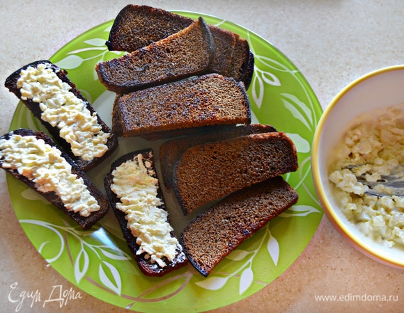 Распределите начинку на каждом кусочке хлеба.