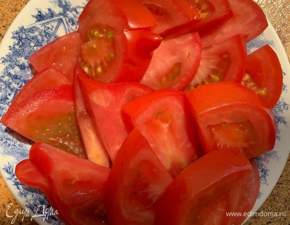 Нарезаю помидор.