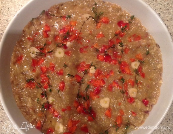 Положить все в форму, смазанную маслом, сверху — помидоры, чеснок, тимьян и ложку масла. Запекать 30–40 минут при 170°C.