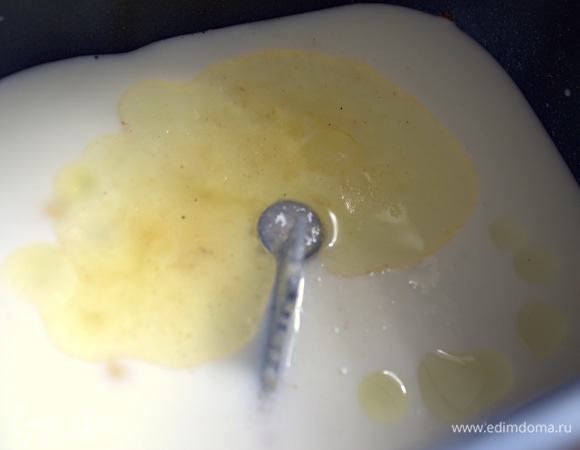 Я замешивала тесто в хлебопечке. Кефир или простоквашу комнатной температуры влить с маслом 1–2 ст. л. + соль, сахар. Если брать соду, то всыпать в кефир тоже.