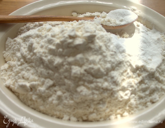 В муку ввести разрыхлитель.