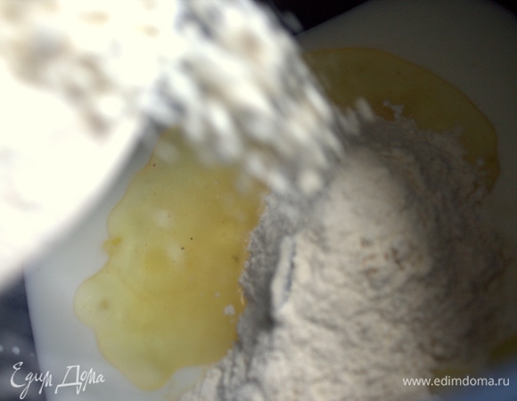 Всыпать муку в чашу.