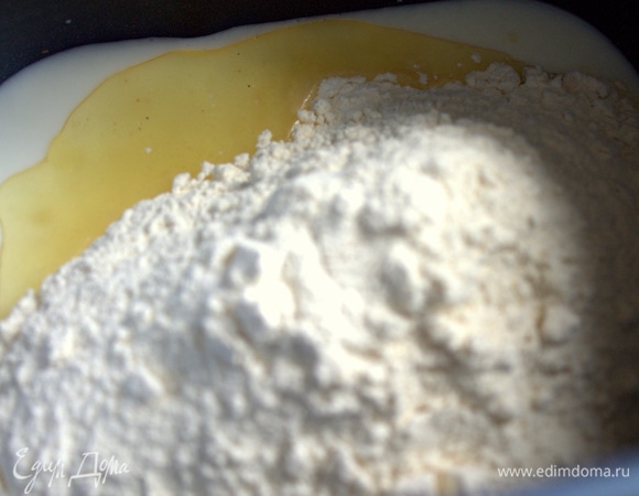 Включить программу «Тесто». Я делаю в программе «Тесто для пиццы» и выключаю через 20 минут, когда начинается расстойка, или на программе «Хлеб», и тоже выключить, когда закончится замес.