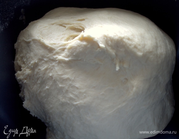 Муку подсыпаем по необходимости, сколько тесто возьмет. Может уйти больше. Тесто липкое.