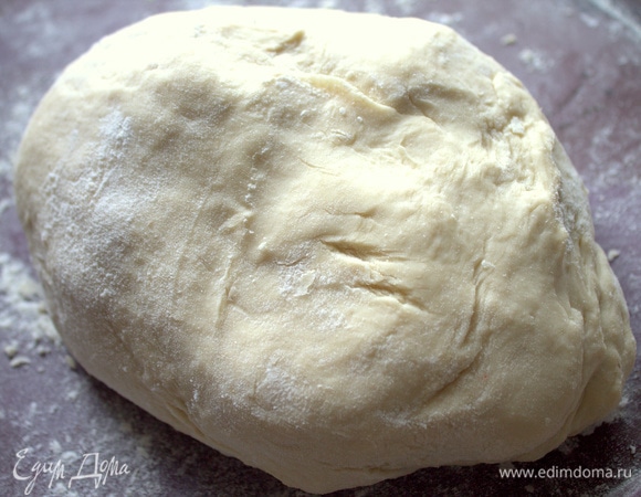 Переносим на доску или коврик с мукой и потом подсыпаем под каждую заготовку.