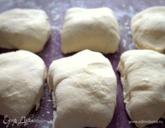 Делим на две колбаски и потом на порции.