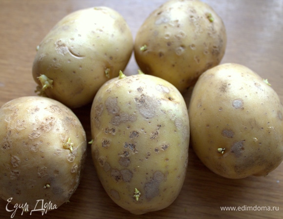 Для начинки отварить очищенный картофель.