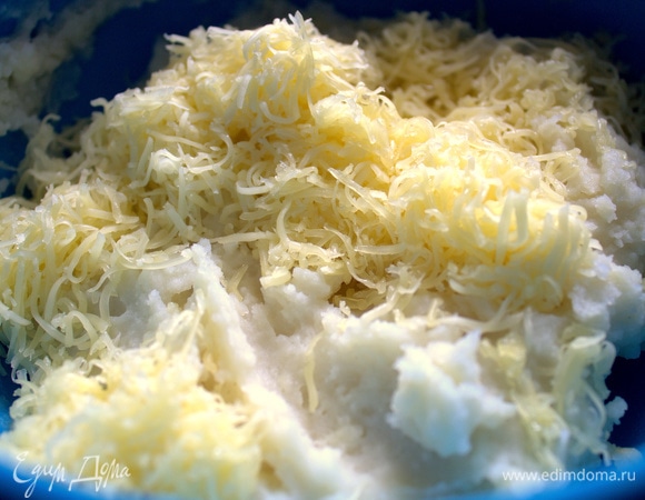 Добавить тертый сыр.