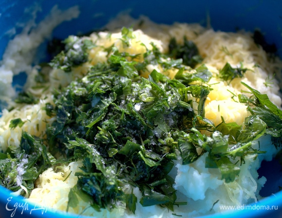 Порубить зелень. У меня петрушка и укроп.