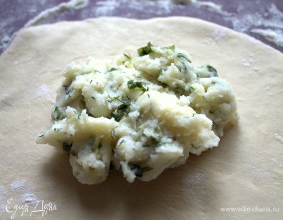 Шарик начинки примерно одинаковый по размеру с шариком теста.