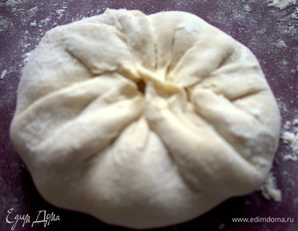 Кладем начинку в центр и натягиваем края теста к центру.