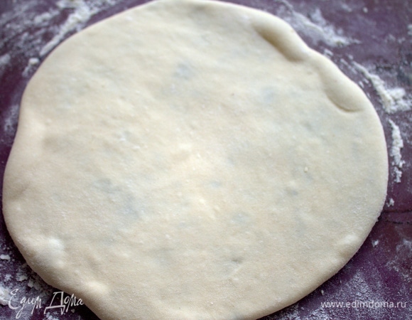 Раскатать в круг одной толщины.