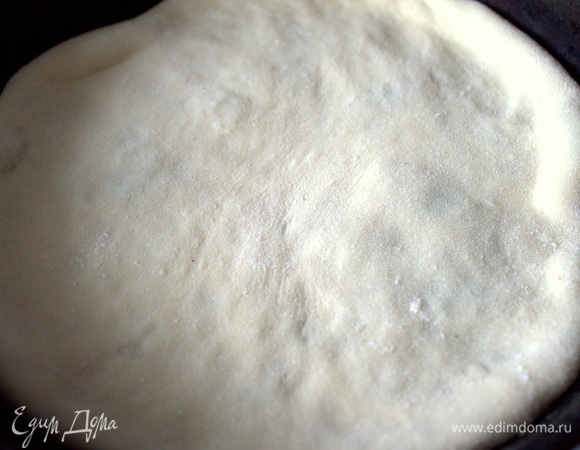 Перенести на раскаленную сковороду. Огонь сделать средним.