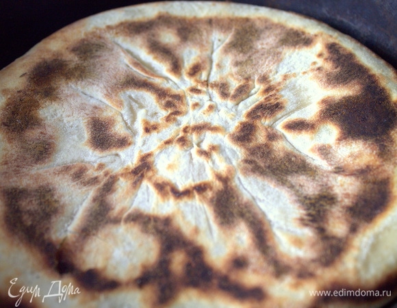 Жарить минуты 3, перевернуть.