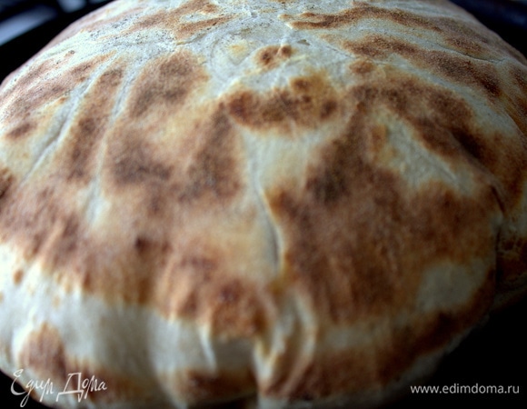 Лепешка так интересно надувается.