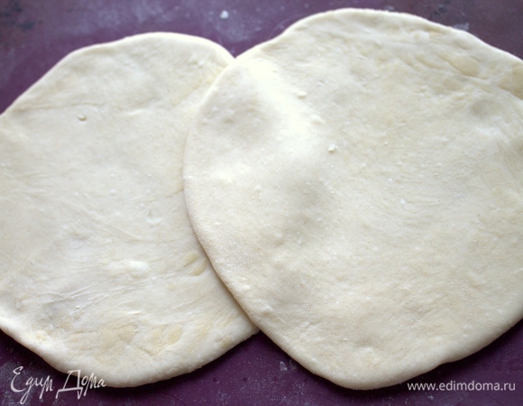 Когда начинка закончилась, я разрезала кусочек теста и раскатала 2 небольшие лепешечки.