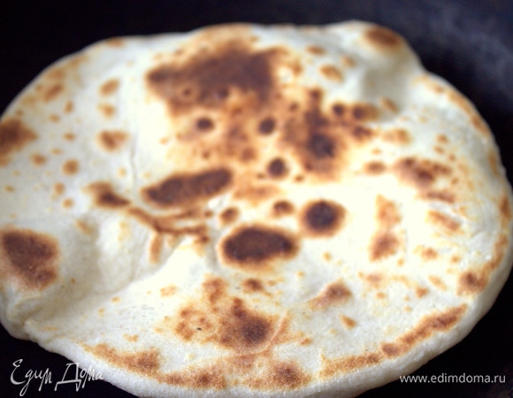 Пришлось прижимать лопаткой, чтобы равномерно обжарить низ.