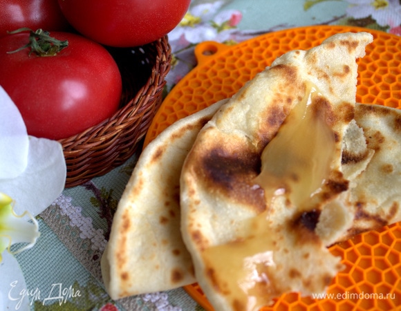 Так как подобные часто жарит муж, вместо хлеба я ем их с медом.