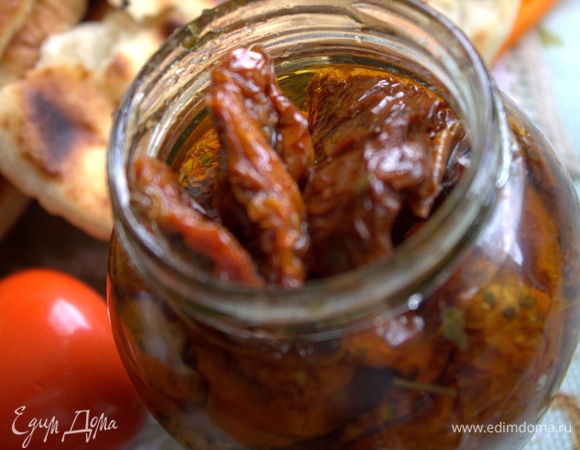 Сверху на картофельные лепешки я подала вяленые томаты в масле.