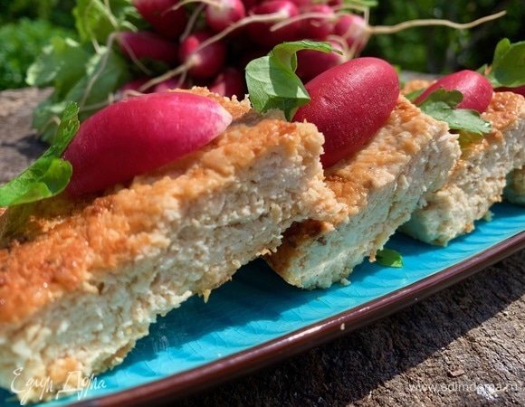 Вынуть из духовки, разрезать на порционные кусочки.