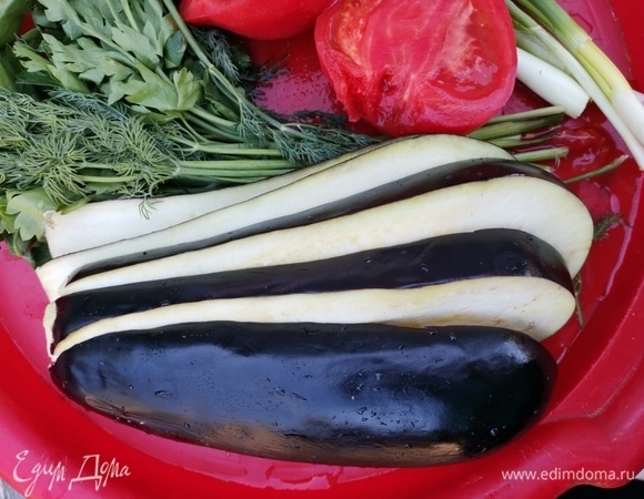 Нарезаем баклажан.