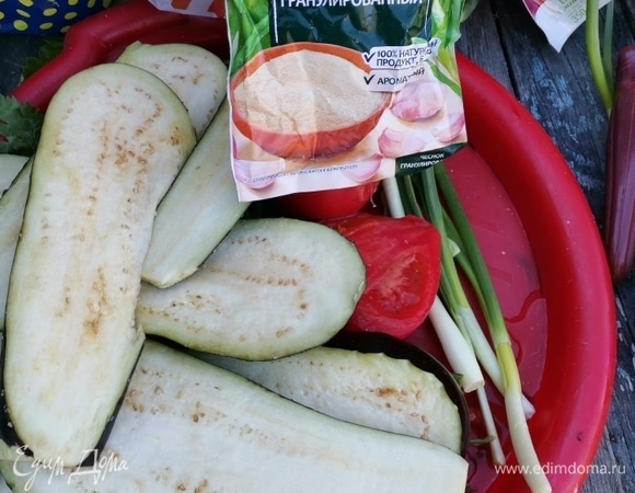 Промазываем с двух сторон чесноком и солью.