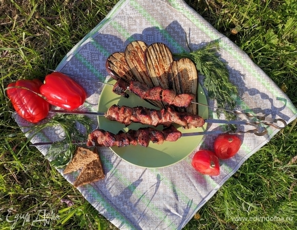 Подаем с зеленью, овощами.