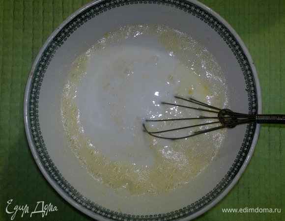 Влить кефир, перемешать.