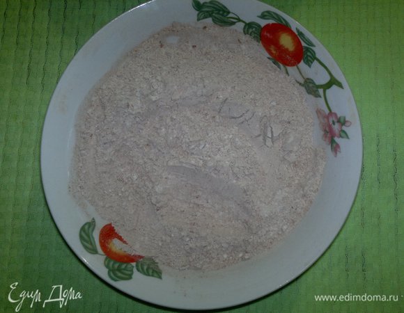 Соединить сыпучие ингредиенты: оба вида муки, какао, соду, перемешать.