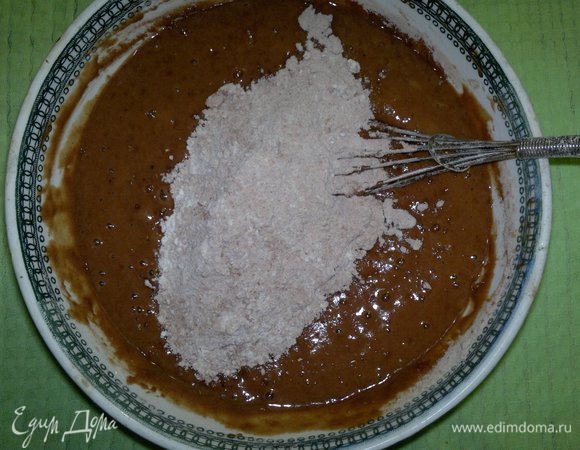 Постепенно всыпать сухую смесь во влажную, перемешивая венчиком или миксером.