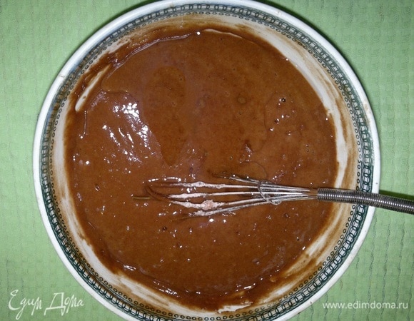 Влить в тесто растительное масло, перемешать до однородности.