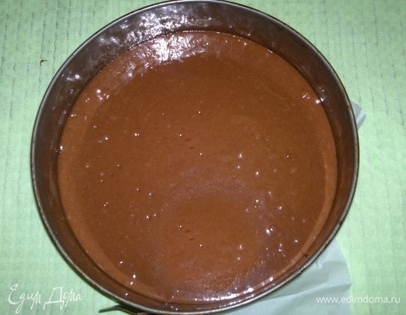 Дно разъемной формы застелить пекарской бумагой. Вылить тесто. Поставить в духовку, разогретую до 180°C, на 30–35 мин. Готовый корж достать из формы, остудить на решетке.