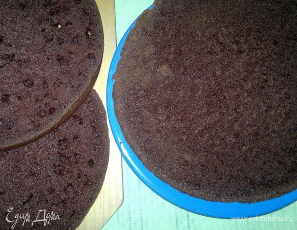 Остывший корж разрезать вдоль на 3 пласта. Я делаю это при помощи толстой нитки.