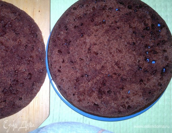 Соединить холодную кипяченую воду и лимонный сок и пропитать смесью пласты.