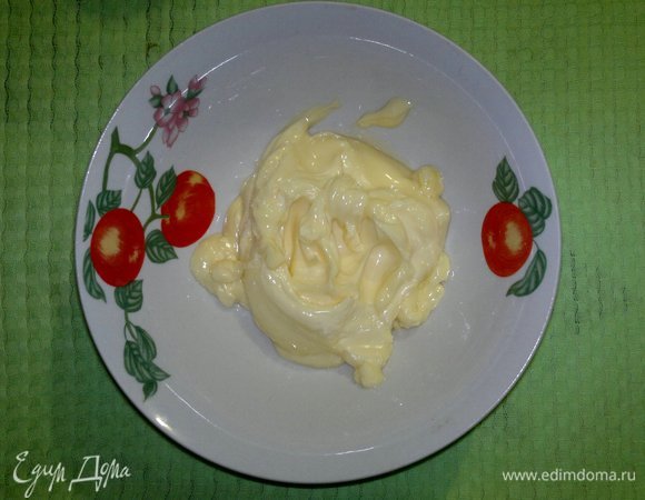 Размягченное сливочное масло взбить.