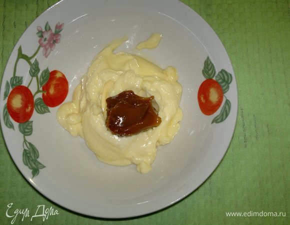 Порциями добавляя вареное сгущенное молоко, взбить крем до однородного состояния.