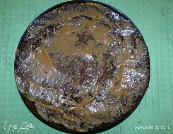 Смазать нижний пласт частью крема.