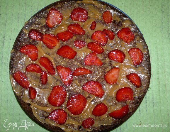 Выложить пластины клубники на крем. Клубнику смазать тонким слоем крема. Уложить второй пласт, повторить все действия.