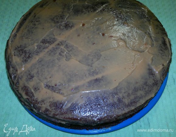 Накрыть торт верхним пластом. Смазать оставшимся кремом. Поставить торт в холодильник для охлаждения на 1–1,5 часа.