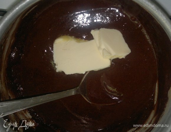 Для глазури соединить какао-порошок и сахар, перемешать. Влить молоко, еще раз перемешать до однородности. Поставить на огонь и, помешивая, довести смесь до кипения. Добавить сливочное масло, перемешать, чтобы масло расплавилось, и снять с огня. Остудить глазурь до комнатной температуры.