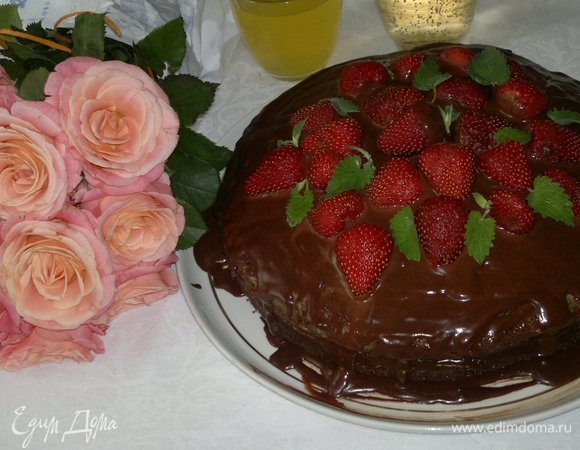 Достать торт из холодильника. Смазать верх глазурью. Украсить половинками и целыми ягодами клубники и листьями мяты. Поставить в холодильник еще на несколько часов.