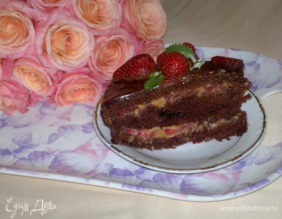 Подать торт на праздничный стол к чаю или кофе. Разрезать на порции. Угощайтесь! Приятного аппетита!