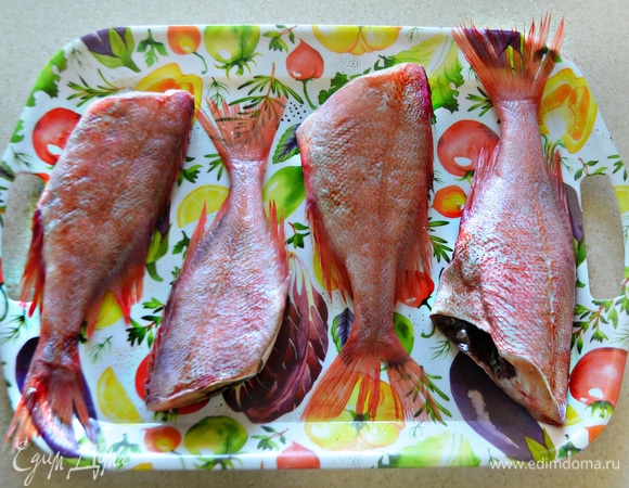 Подготовить, помыть и почистить рыбу. У меня 4 средних морских окунька.