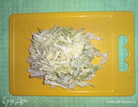 Небольшой кочан молодой белокочанной капусты вымыть, обсушить. Нарезать тонкой соломкой.