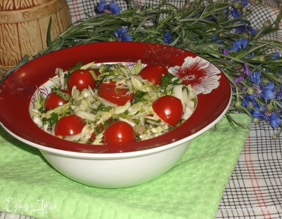 Вкусный витаминный салат готов! Переложить его в красивый салатник, украсить кружками помидоров черри. Подать салат к обеду, ужину или взять на пикник и подавать к шашлыку. Угощайтесь! Приятного аппетита!